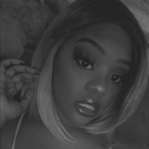 Meet your Posher, Jona🥰 Feel free to message me! - Picture 1 of 8